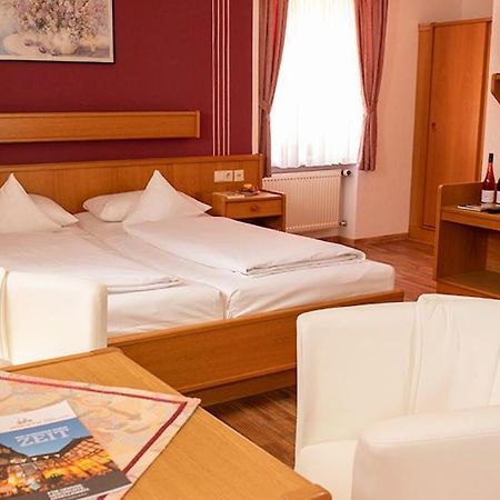 Hotel Garni Zum Hirschen イプホーフェン エクステリア 写真
