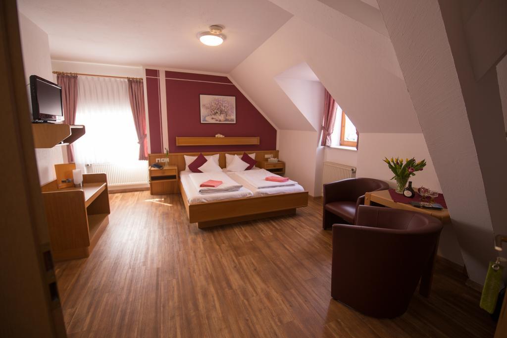 Hotel Garni Zum Hirschen イプホーフェン エクステリア 写真